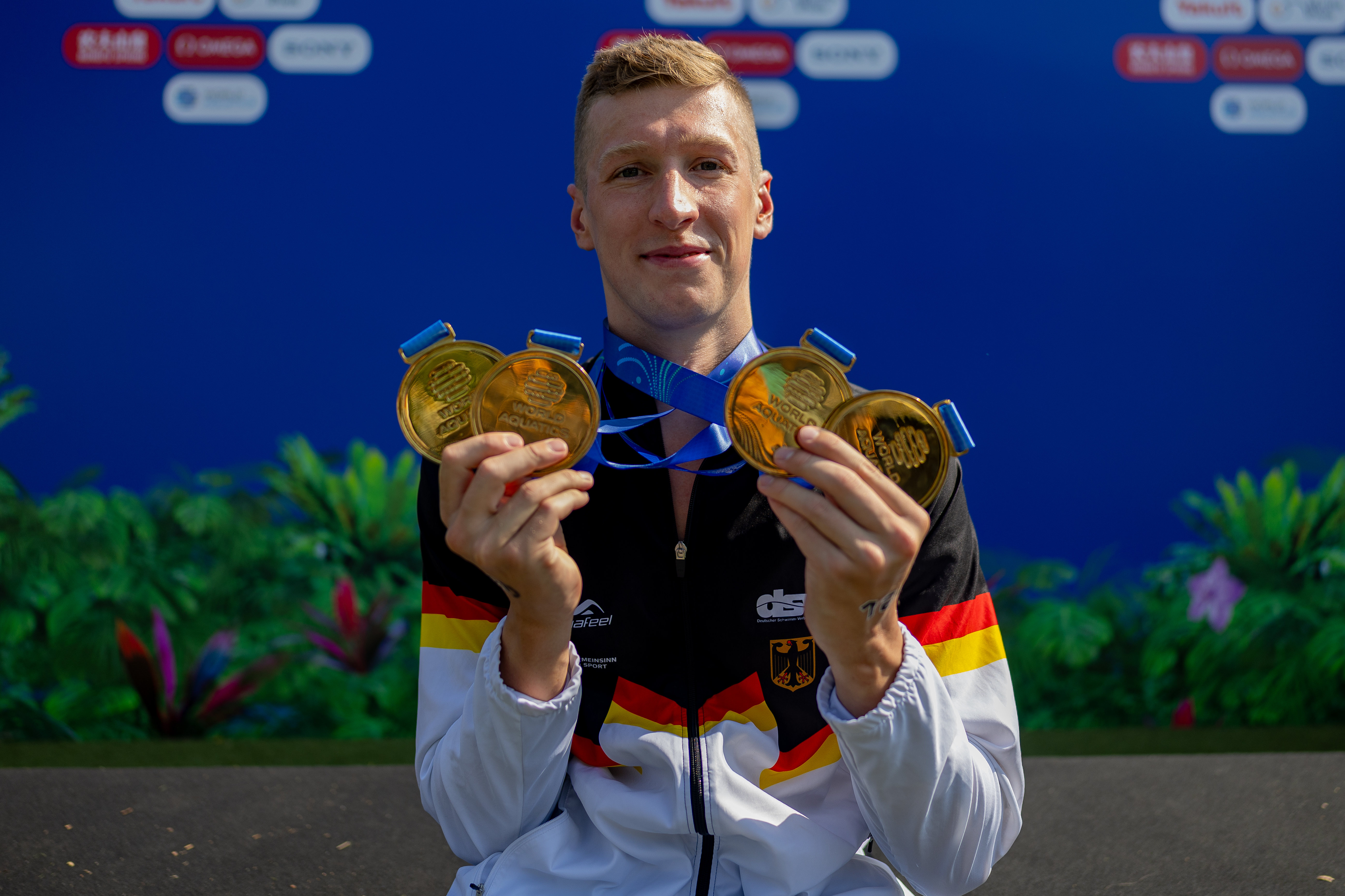 Florian Wellbrock posing with four gold medals at the World Championships Singapore 2025