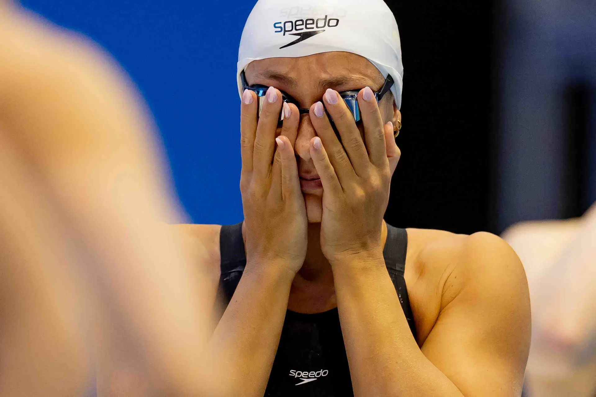 Athlete pressing goggles before the start