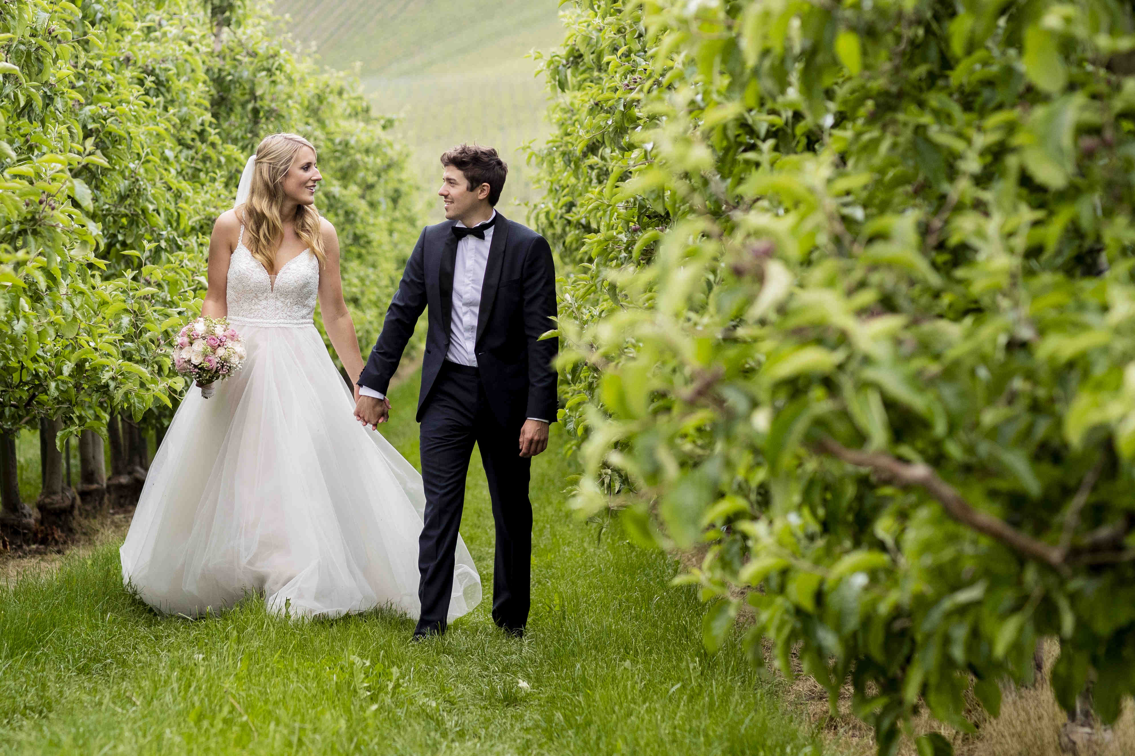 Echte Hochzeitsmomente in natürlichem Licht
