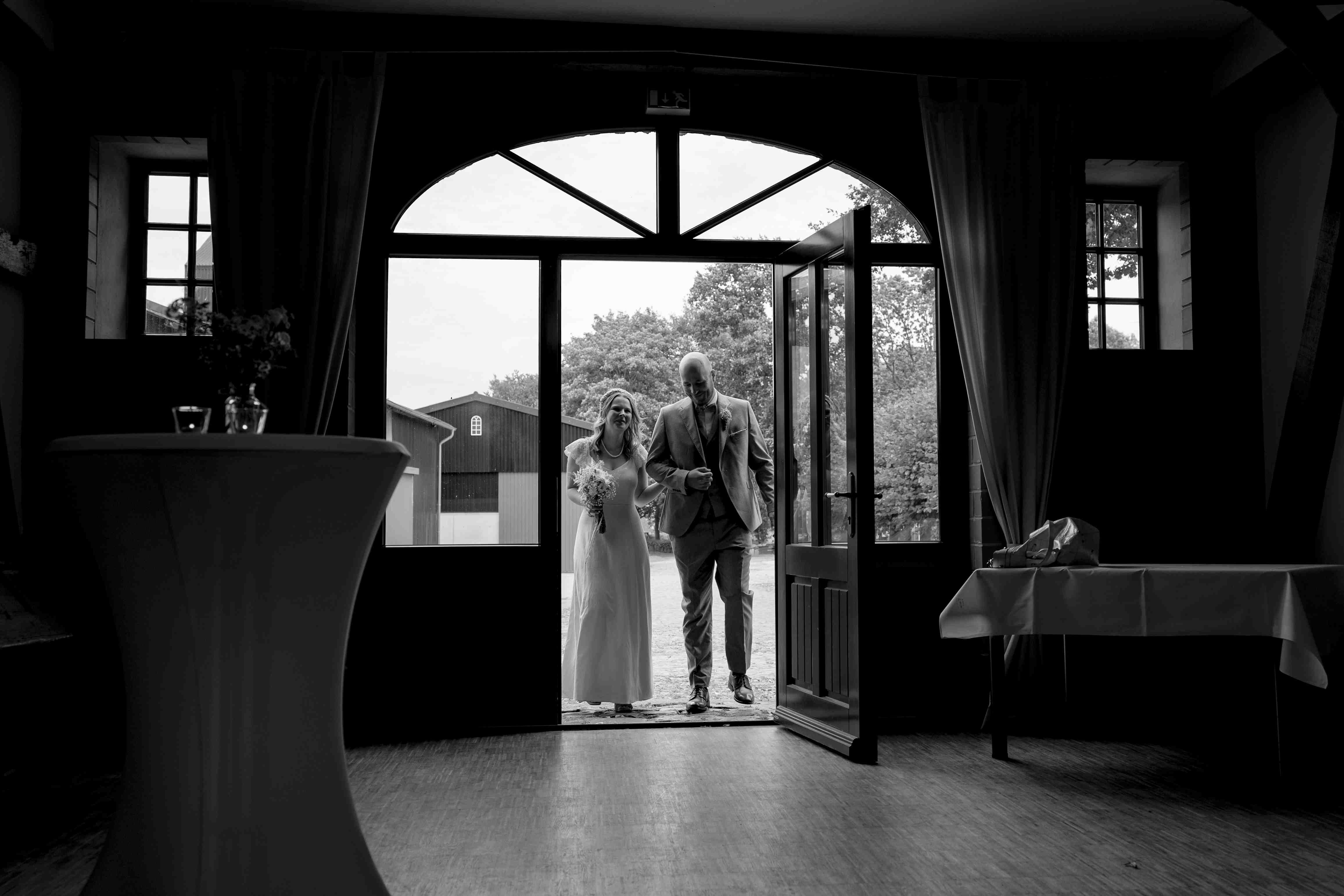 Brautpaar und Gäste bei einer Hochzeit