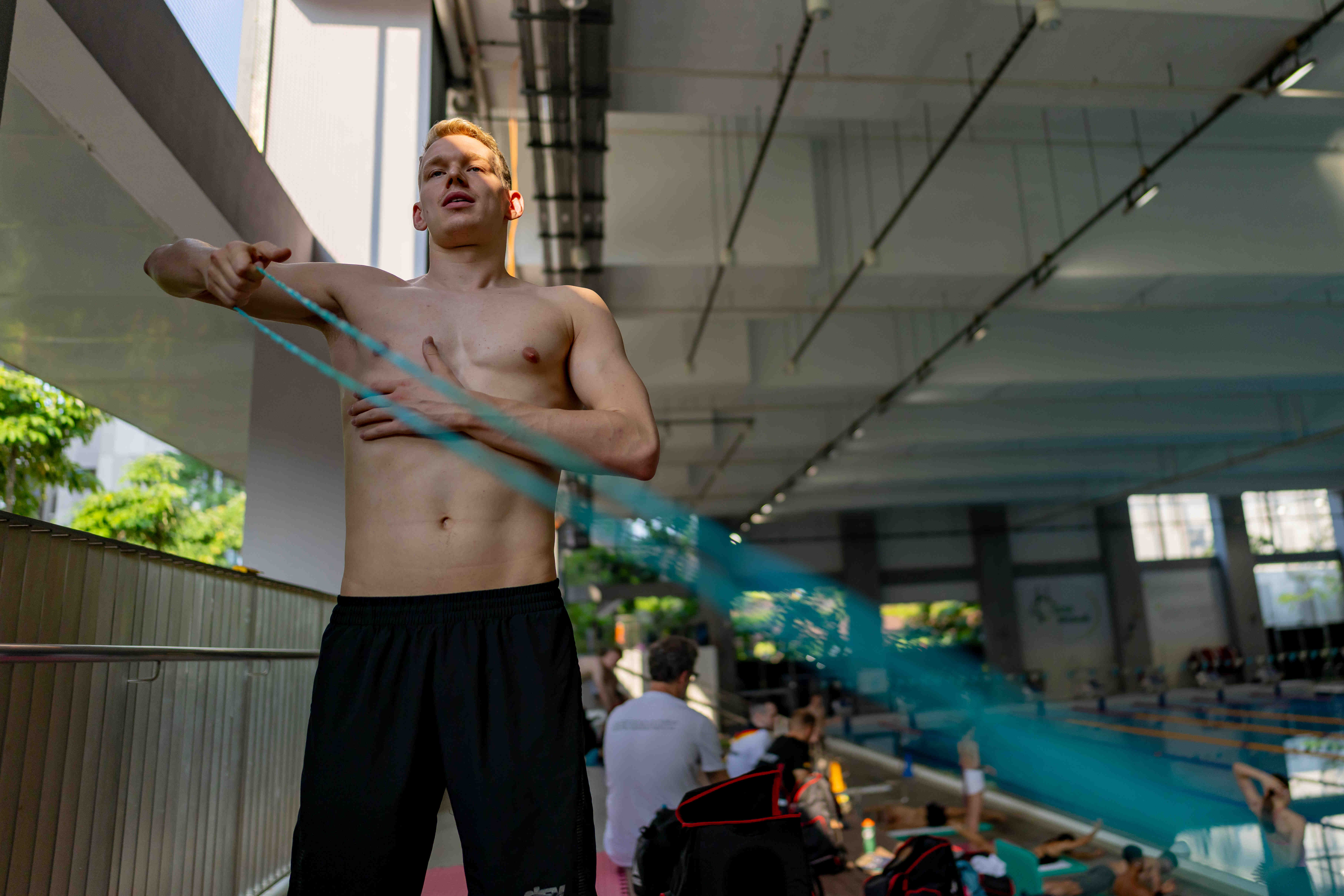 Sven Schwarz preparing with a theraband in Singapore